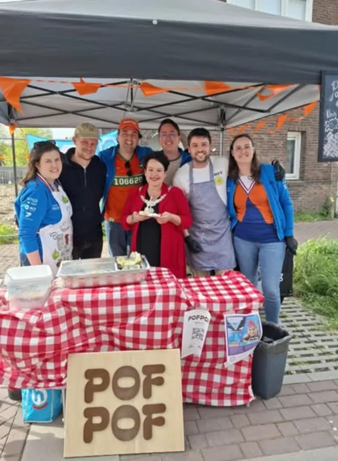 JCI Utrecht samen achter de poffertjeskraam