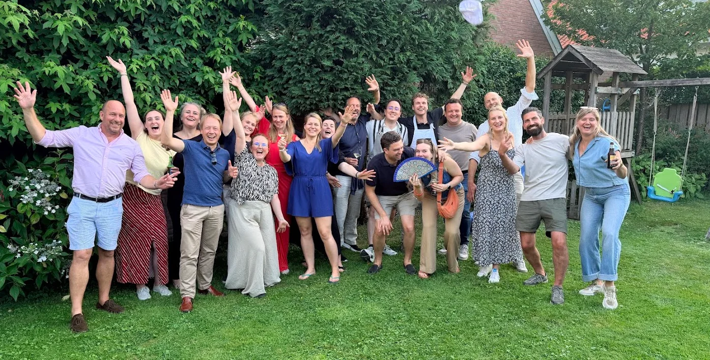 Leden van JCI Utrecht samen in een tuin