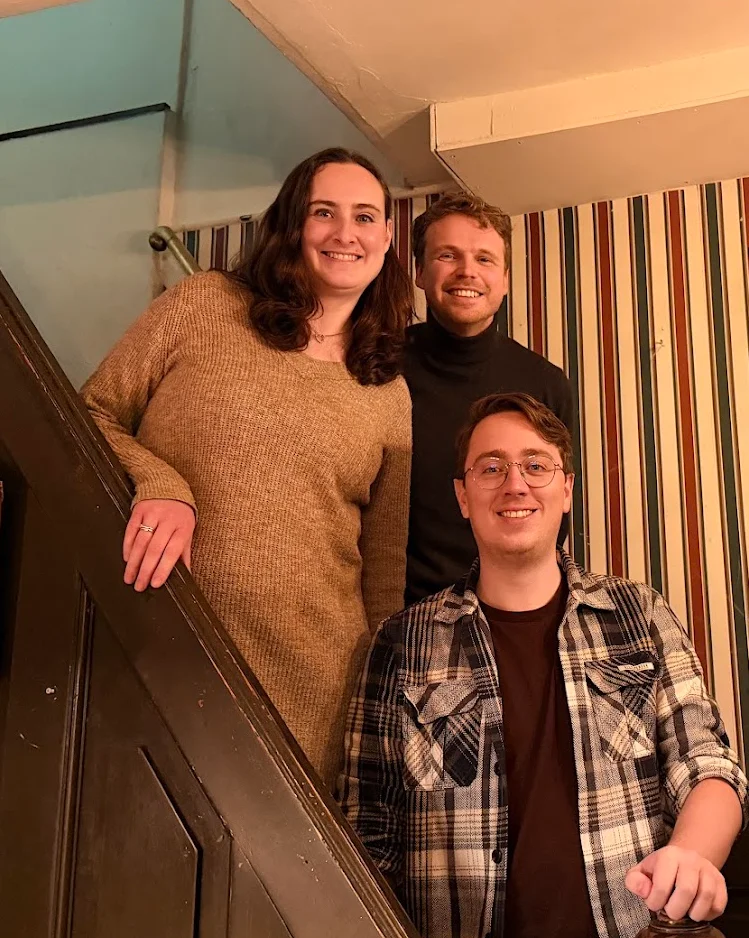 Drie leden samen op de trap