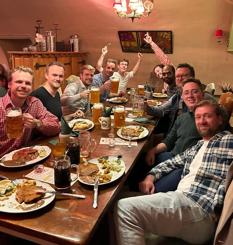 JCI-leden samen aan een lange eettafel