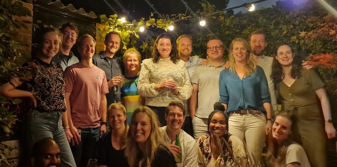 Groepsfoto tijdens een avond buiten