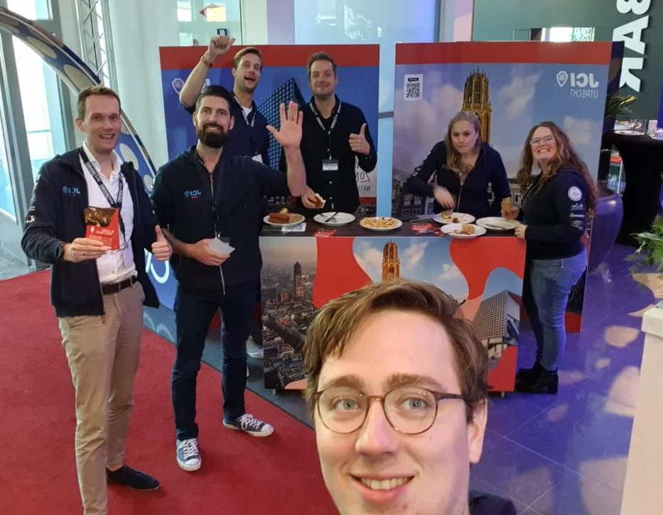 Leden bij een evenement met een JCI-stand