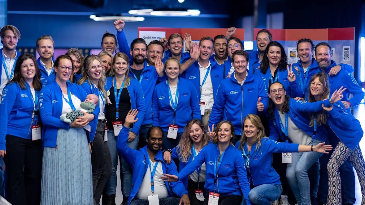 Grote groep JCI-leden in blauwe kleding