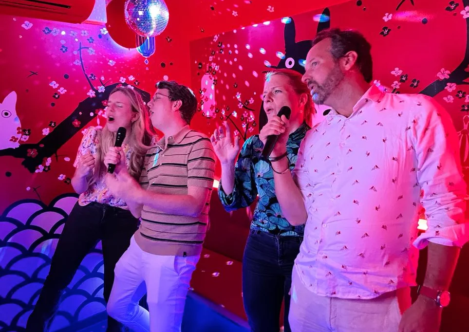 Samen zingen tijdens een feestavond