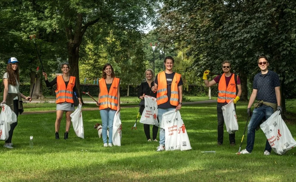 Vrijwilligers verzamelen afval in een park